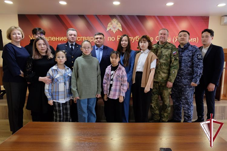В Якутске президент российского благотворительного фонда «Защитник счастья» провел встречу с семьями погибших росгвардейцев