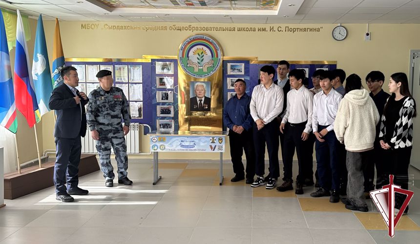 В Сырдахской СОШ Усть-Алданского района открыли мемориальную доску и парту Героя памяти сотрудника ОМОН «Бизон» Росгвардии Максима Колодезникова