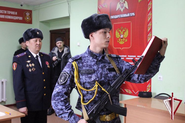 В Якутском ОВО состоялась торжественная церемония принятия присяги молодыми сотрудниками 