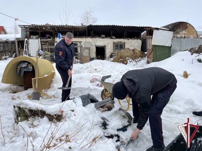 Сотрудники ЯОВО Росгвардии помогли убрать снег во дворе многодетной семье участника СВО