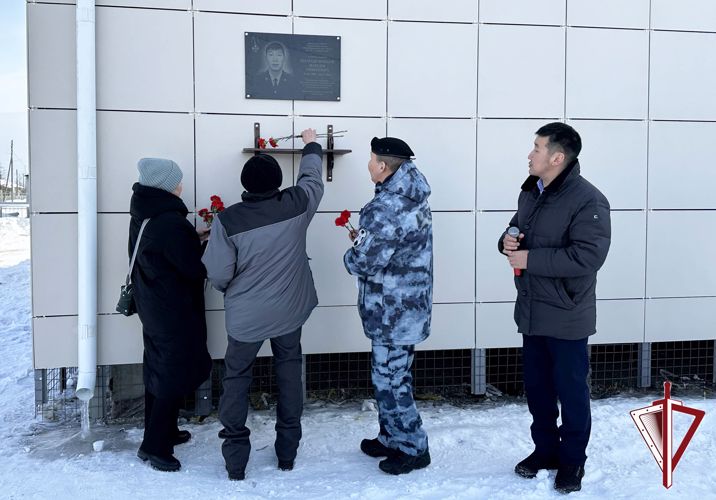 В Сырдахской СОШ Усть-Алданского района открыли мемориальную доску и парту Героя памяти сотрудника ОМОН «Бизон» Росгвардии Максима Колодезникова