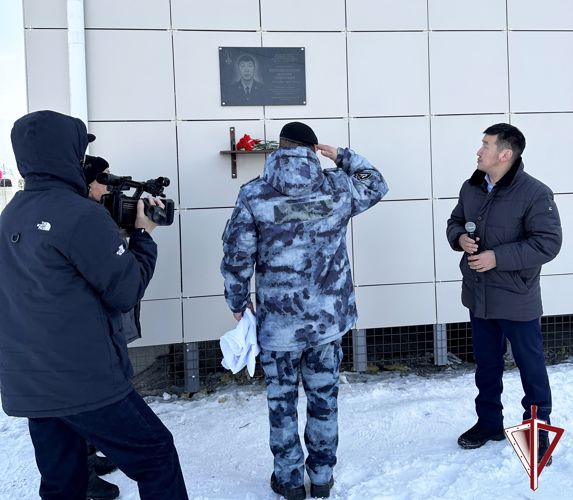 В Сырдахской СОШ Усть-Алданского района открыли мемориальную доску и парту Героя памяти сотрудника ОМОН «Бизон» Росгвардии Максима Колодезникова