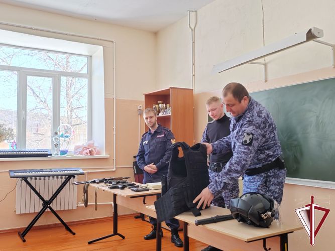 Росгвардейцы провели урок мужества для старшеклассников СОШ №5 города Алдана