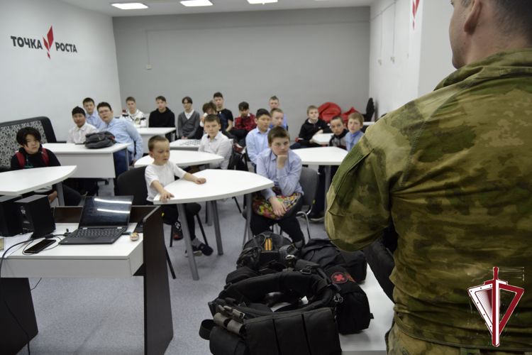Сотрудники ОМОН «Бизон» провели «Урок мужества» в Табагинской СОШ
