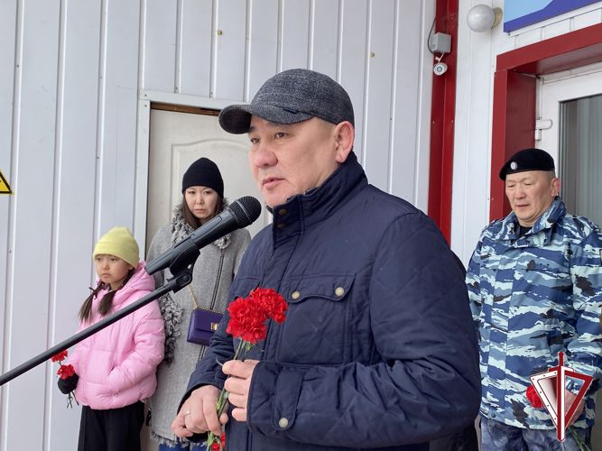 В училище олимпийского резерва открыли памятную мемориальную доску и «Парту Героя» имени бойца ОМОН «Бизон» Росгвардии Андрея Ощепкова  