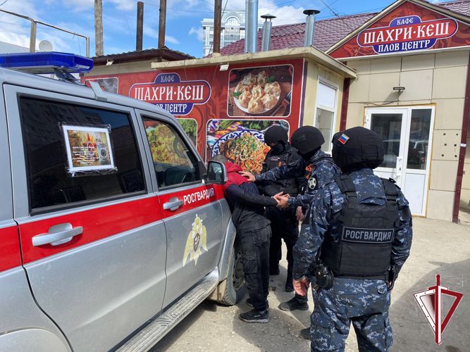 В Якутске росгвардейцы задержали мужчину с муляжом гранаты
