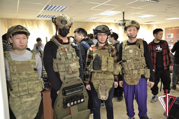 В Якутске состоялись дни открытых дверей на базе ОМОН «Бизон» Росгвардии для школьников и студентов