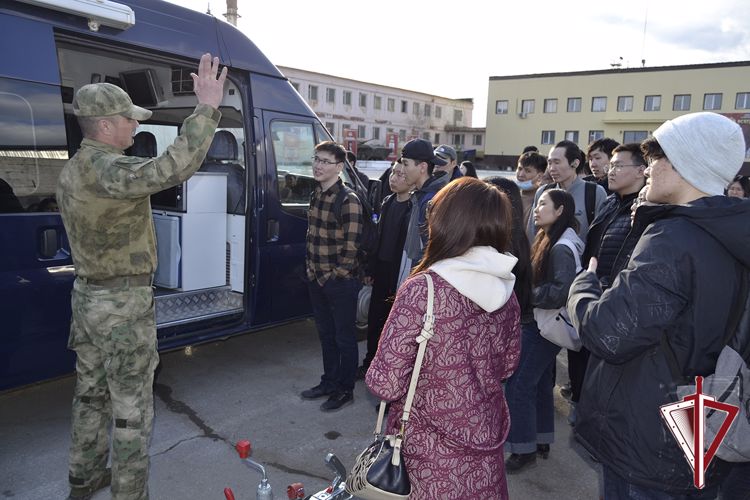 В Якутске состоялись дни открытых дверей на базе ОМОН «Бизон» Росгвардии для школьников и студентов