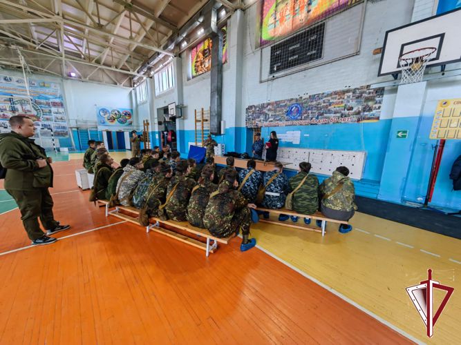 В Алдане росгвардейцы провели профориентационное занятие на военно-полевых сборах Юнармии