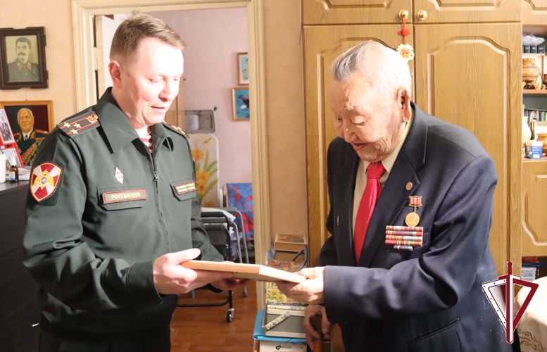 Росгвардейцы поздравили ветеранов Великой отечественной войны и тыла, которые в послевоенные годы служили во вневедомственной охране 