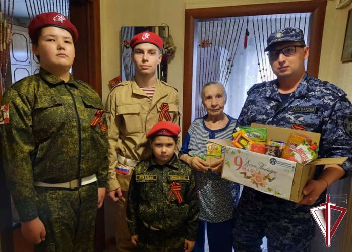 В Олекминске Росгвардия и воспитанники ВПК «Альфа» приняли участие в акции добра «Сладкая открытка ветерану»