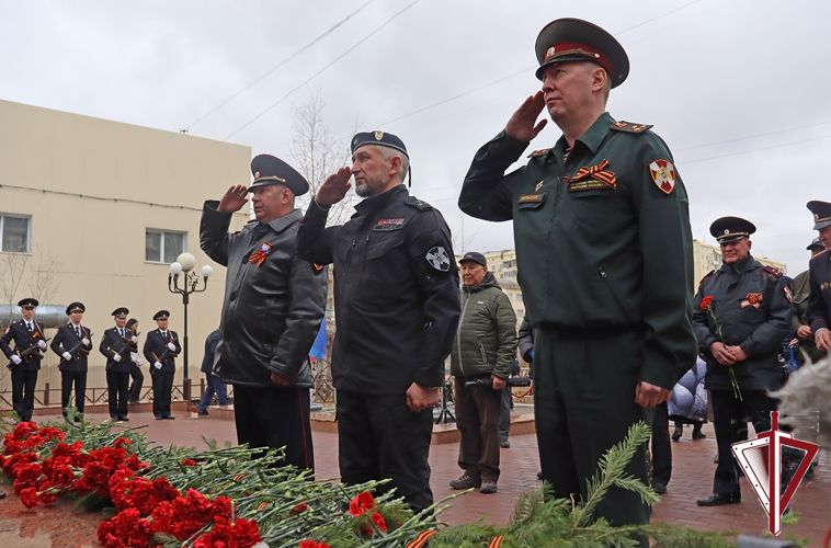 Руководство тероргана Росгвардии приняло участие в возложении цветов к мемориальному комплексу «Солдат Туймаады»