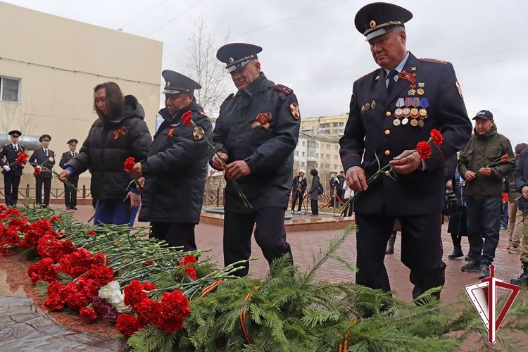 Руководство тероргана Росгвардии приняло участие в возложении цветов к мемориальному комплексу «Солдат Туймаады»