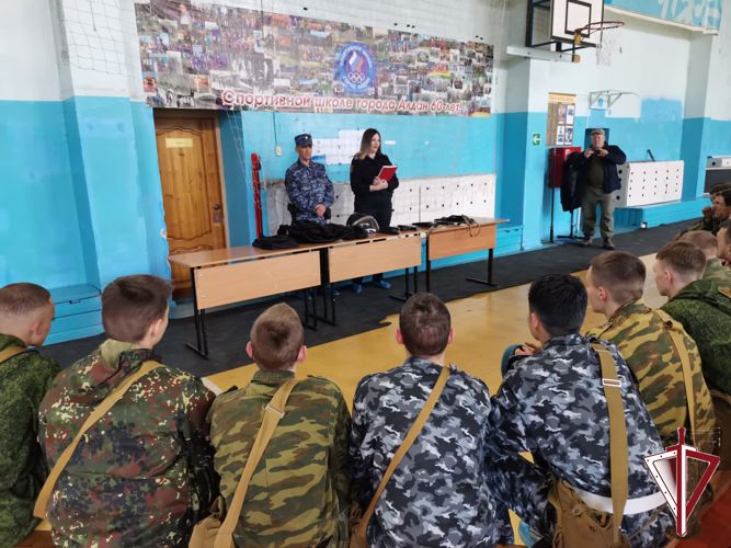 В Алдане росгвардейцы провели профориентационное занятие на военно-полевых сборах Юнармии