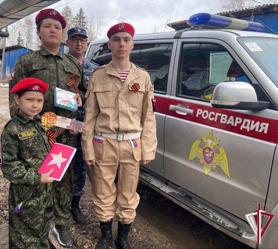 В Олекминске Росгвардия и воспитанники ВПК «Альфа» приняли участие в акции добра «Сладкая открытка ветерану»