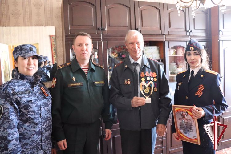 Росгвардейцы поздравили ветеранов Великой отечественной войны и тыла, которые в послевоенные годы служили во вневедомственной охране 