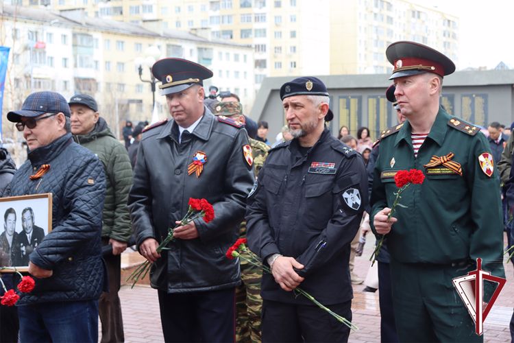 Руководство тероргана Росгвардии приняло участие в возложении цветов к мемориальному комплексу «Солдат Туймаады»