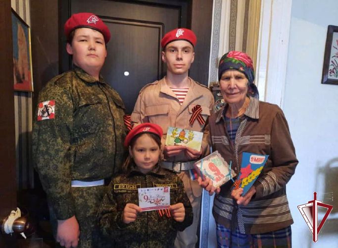 В Олекминске Росгвардия и воспитанники ВПК «Альфа» приняли участие в акции добра «Сладкая открытка ветерану»