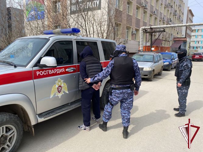 Патруль Росгвардии в одном из дворов Якутска задержал мужчину за употребление и хранение наркотического средства