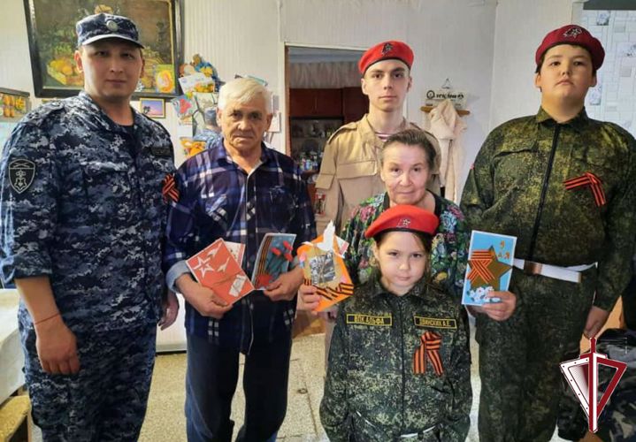 В Олекминске Росгвардия и воспитанники ВПК «Альфа» приняли участие в акции добра «Сладкая открытка ветерану»