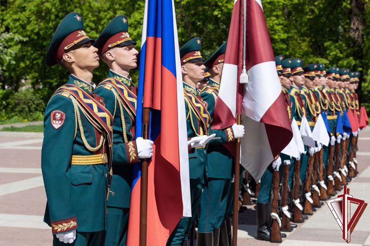 В преддверии Дня Победы генерал армии Виктор Золотов поздравил ветеранов Великой Отечественной войны (видео)