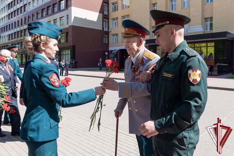 В преддверии Дня Победы генерал армии Виктор Золотов поздравил ветеранов Великой Отечественной войны (видео)