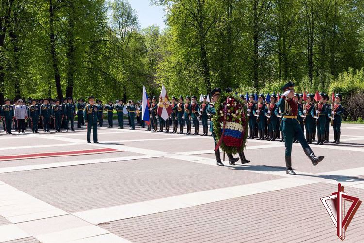 В преддверии Дня Победы генерал армии Виктор Золотов поздравил ветеранов Великой Отечественной войны (видео)