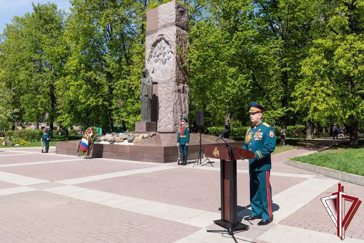 В преддверии Дня Победы генерал армии Виктор Золотов поздравил ветеранов Великой Отечественной войны (видео)