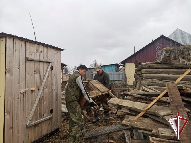 В районах республики росгвардейцы участвуют в субботниках и помогают в уборке дворовых территорий пожилым людям 