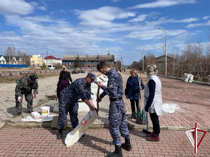 В районах республики росгвардейцы участвуют в субботниках и помогают в уборке дворовых территорий пожилым людям 