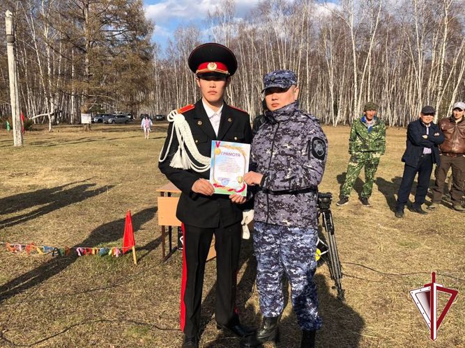 В Нюрбе росгвардейцы выступили в качестве судей школьной военно-спортивной игры «Факел»