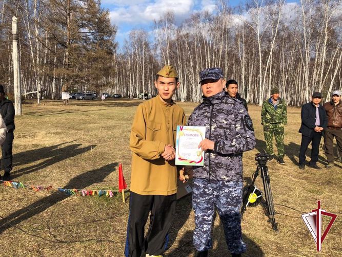 В Нюрбе росгвардейцы выступили в качестве судей школьной военно-спортивной игры «Факел»