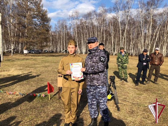 В Нюрбе росгвардейцы выступили в качестве судей школьной военно-спортивной игры «Факел»