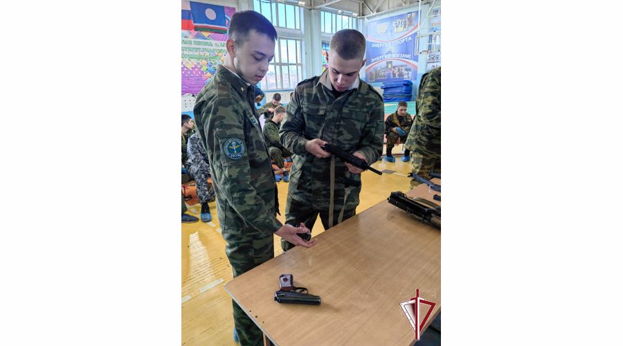В Алдане росгвардейцы провели профориентационное занятие на военно-полевых сборах Юнармии