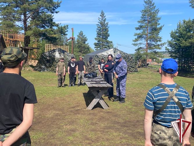 В Алдане росгвардейцы провели урок мужества на военно-полевых сборах политехнического техникума