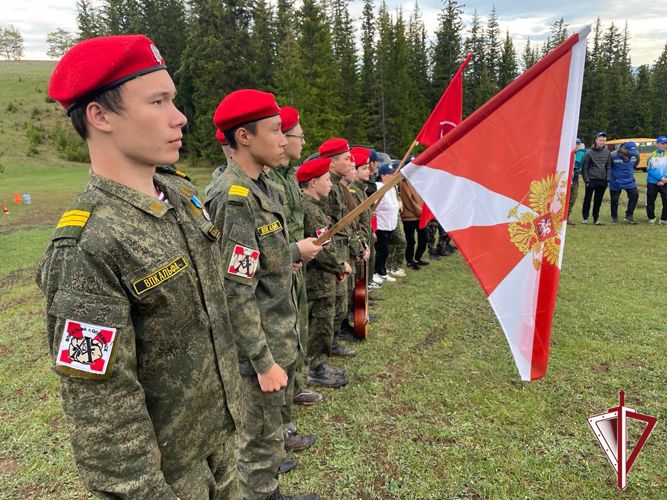 В Олекминском районе при участии росгвардейцев состоялась военно-спортивная игра «Зарница» для школьников 