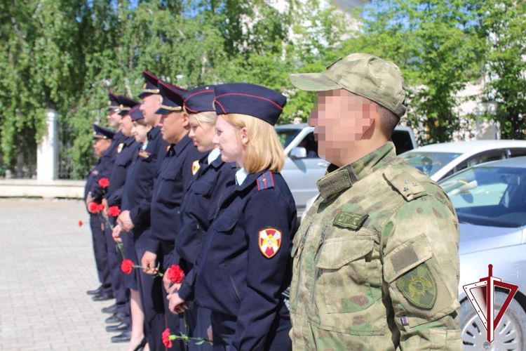 В Якутске в День памяти и скорби росгвардейцы возложили цветы к мемориальному комплексу «Вечный огонь»  