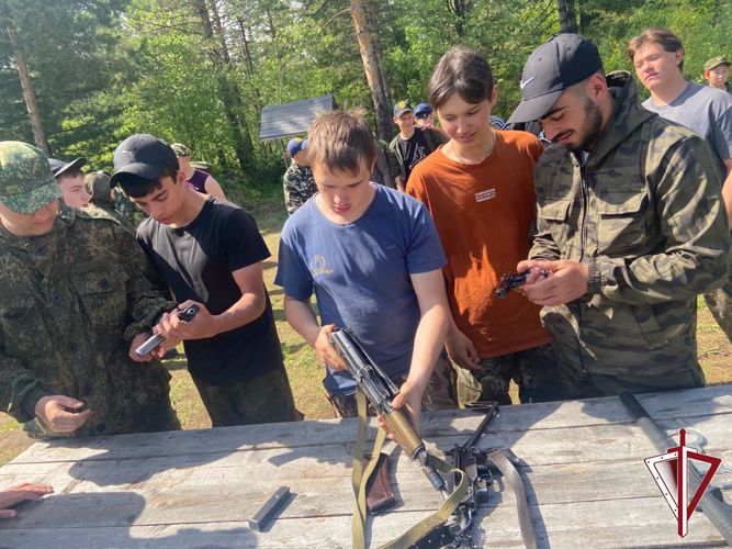 В Алдане росгвардейцы провели урок мужества на военно-полевых сборах политехнического техникума