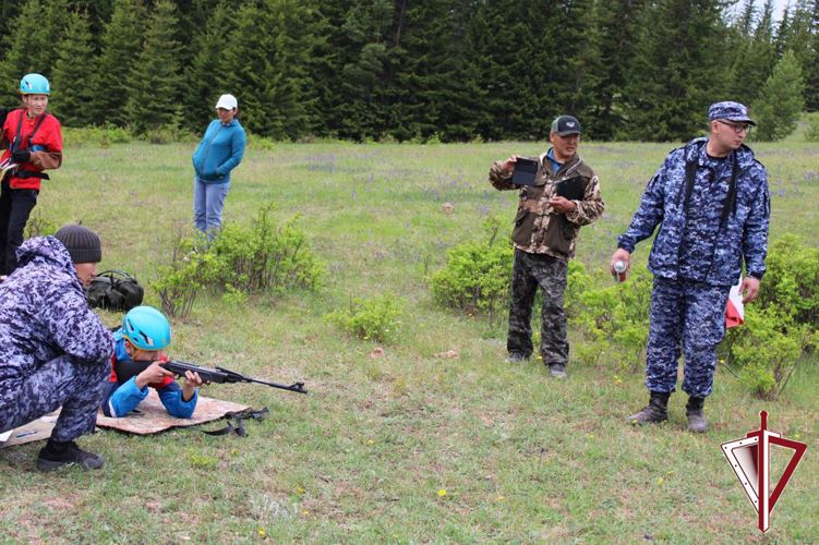В Олекминском районе при участии росгвардейцев состоялась военно-спортивная игра «Зарница» для школьников 