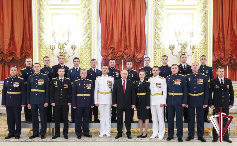 Президент Российской Федерации Владимир Путин в Кремле поздравил выпускников военных вузов с успешным окончанием обучения