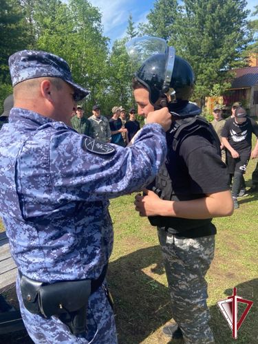 В Алдане росгвардейцы провели урок мужества на военно-полевых сборах политехнического техникума