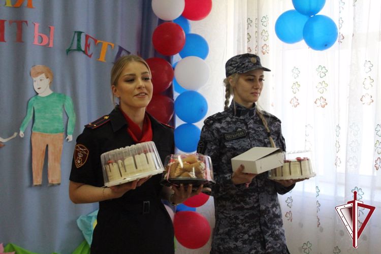 Сотрудники Якутского ОВО Росгвардии поздравили воспитанников Центра «Берегиня» с Днем защиты детей