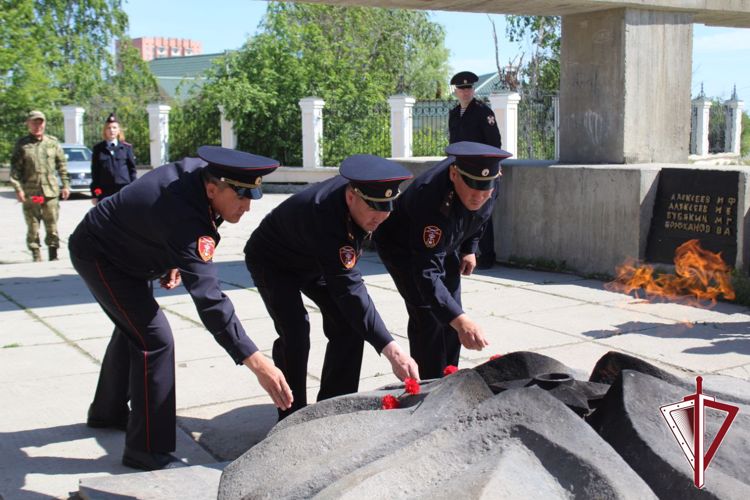 В Якутске в День памяти и скорби росгвардейцы возложили цветы к мемориальному комплексу «Вечный огонь»  