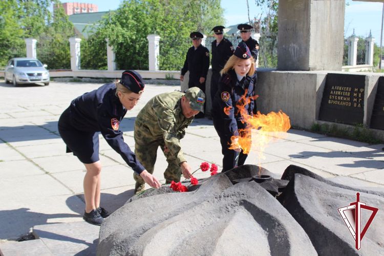 В Якутске в День памяти и скорби росгвардейцы возложили цветы к мемориальному комплексу «Вечный огонь»  