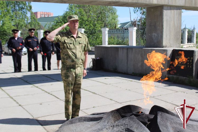 В Якутске в День памяти и скорби росгвардейцы возложили цветы к мемориальному комплексу «Вечный огонь»  