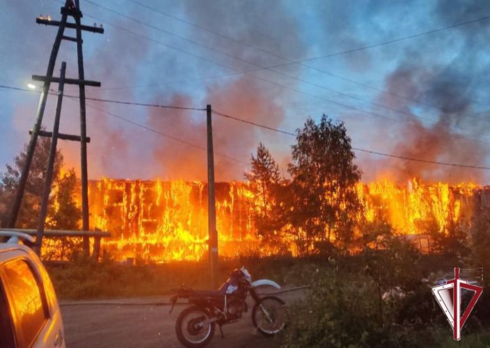 В Олекминске росгвардейцы оказали помощь в эвакуации жильцов горящего дома  