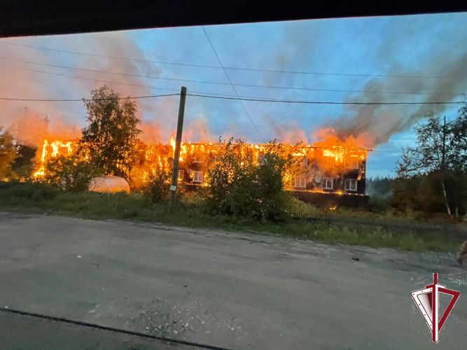 В Олекминске росгвардейцы оказали помощь в эвакуации жильцов горящего дома  