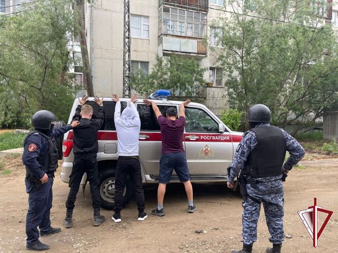 В Якутске экипаж Росгвардии задержал молодых людей, подозреваемых в совершении уличного грабежа 