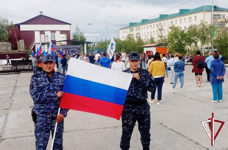 Сотрудники вневедомственной охраны Росгвардии в день Государственного флага России организовали флешмоб «Мы – Россия»