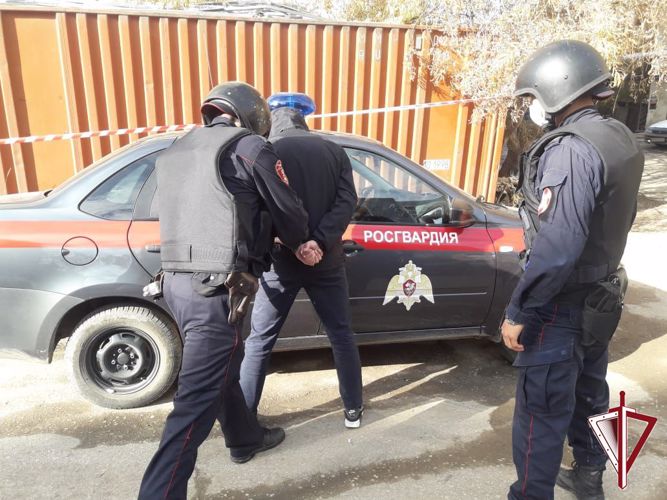 Патруль Росгвардии в Якутске задержал мужчину, находящегося в федеральном розыске